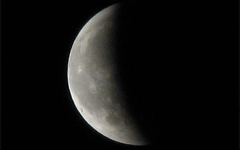 Existe un lado oscuro de la luna 月亮的陰暗面