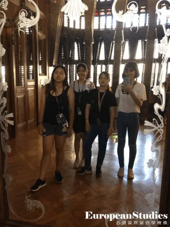 女學生在購物街道前