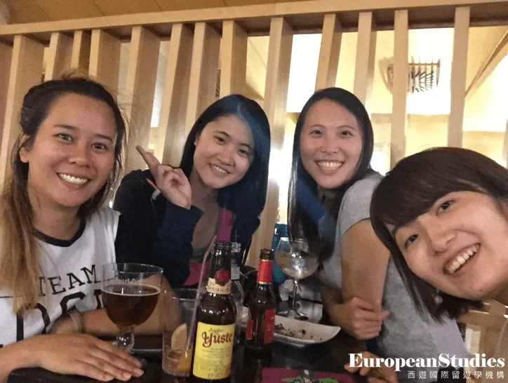 多位女學生在餐廳聚餐