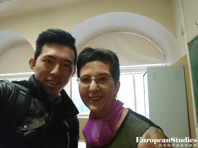 兩位年輕男性室內合照