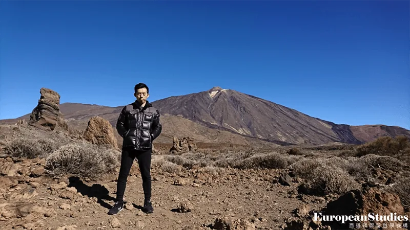 男性在火山地形景觀前