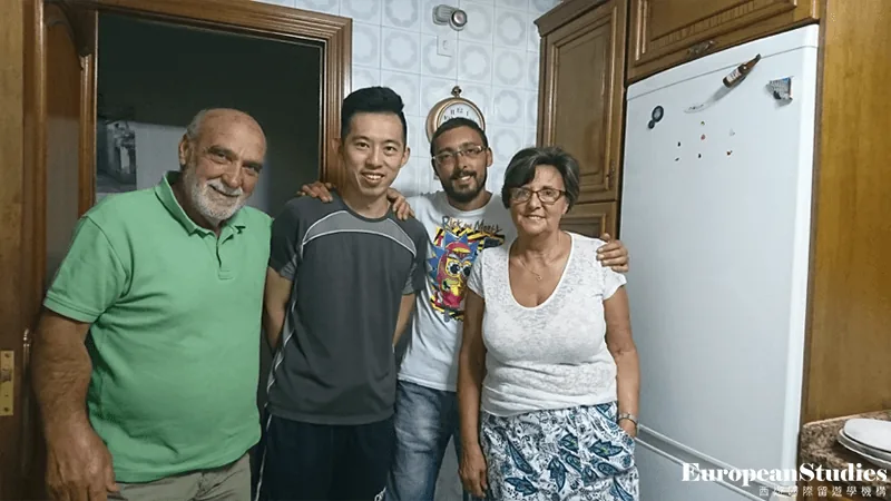 學生與當地家族廚房合照