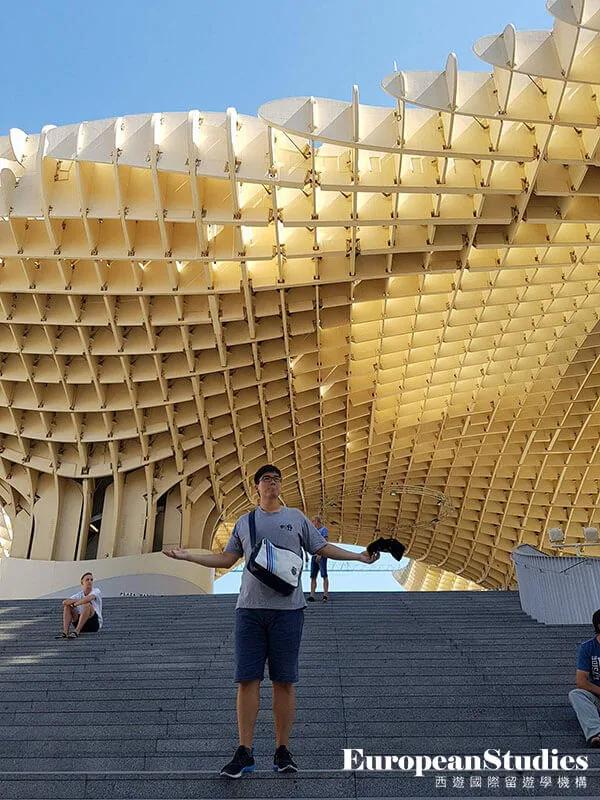 學生在現代建築內木作區