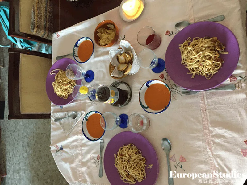 餐桌上食物與飲品