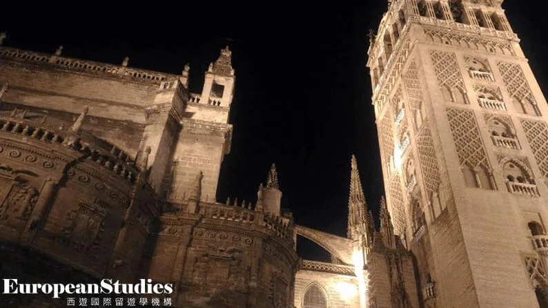 ↑ 夜晚的 Sevilla 大教堂也是頗美的~