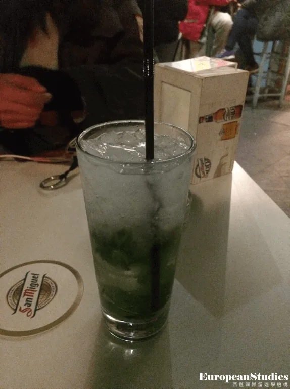 到了晚上 Bar 很多，可以跟朋友小酌一番，價格也很便宜