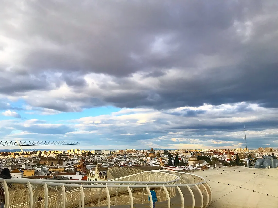巨型蘑菇塔上的塞維亞風景照